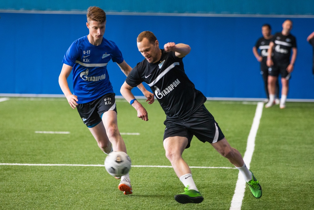 Выпускники Академии  провели матч с тренерами и легендами «Зенита»