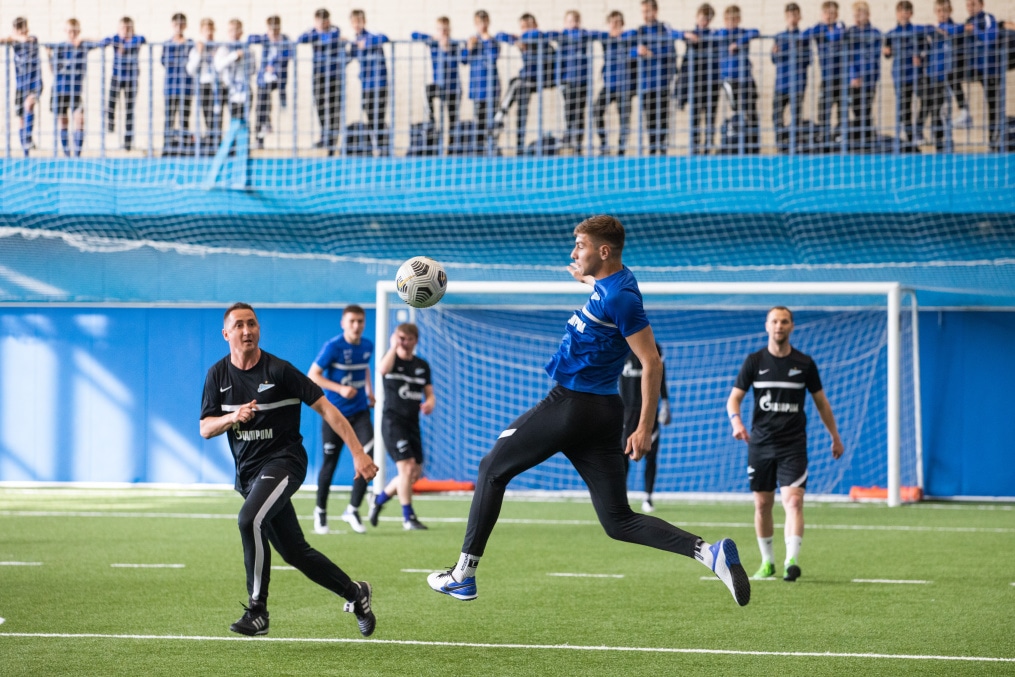 Выпускники Академии  провели матч с тренерами и легендами «Зенита»