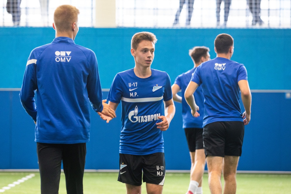 Выпускники Академии  провели матч с тренерами и легендами «Зенита»