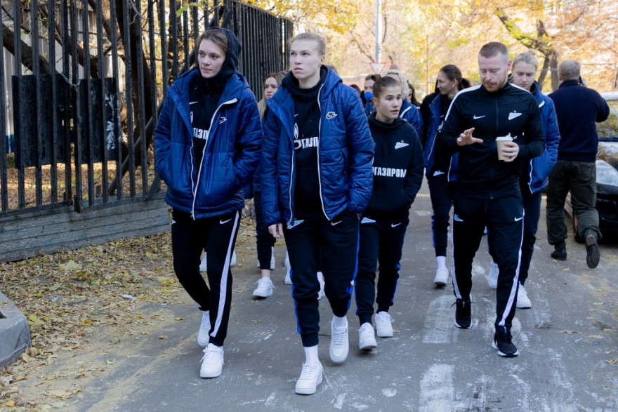 Прогулка женской команды перед матчем Cуперлиги 2021,  «Локомотив» — «Зенит»