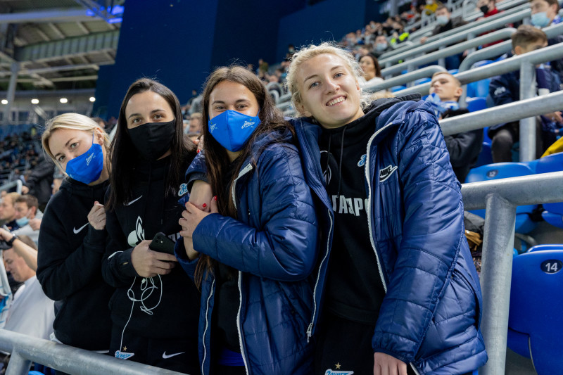 Перфоманс болельщиков и женская команда на матче «Зенит» — «Ювентус»