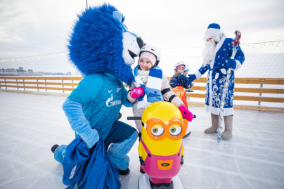 Новогоднее представление на катке у флагштока «Газпром Арены»