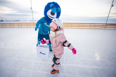 Новогоднее представление на катке у флагштока «Газпром Арены»