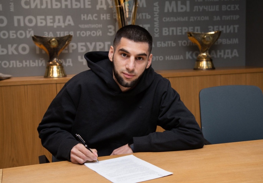 Арсен Адамов подписывает контракт с клубом