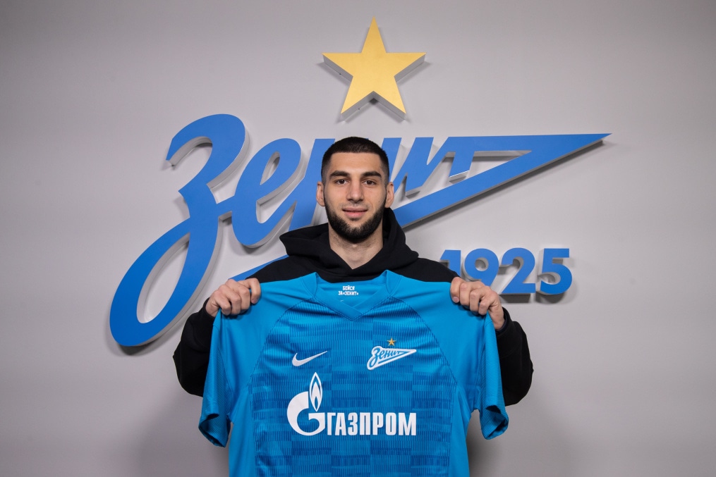 Арсен Адамов подписывает контракт с клубом