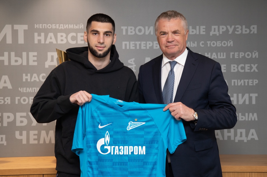 Арсен Адамов подписывает контракт с клубом