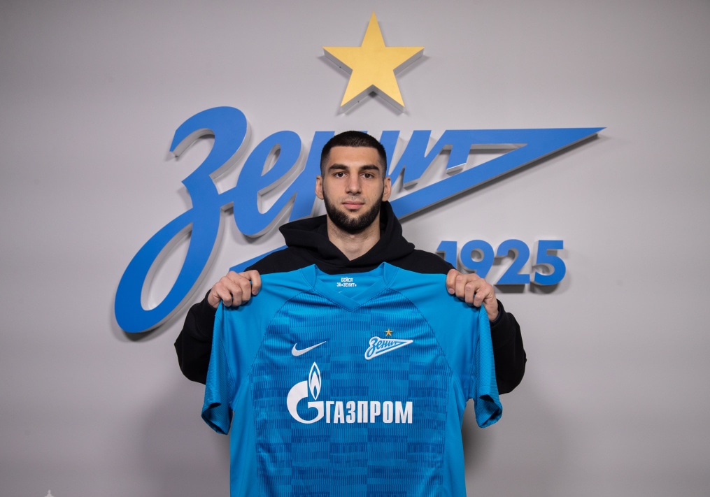 Арсен Адамов подписывает контракт с клубом