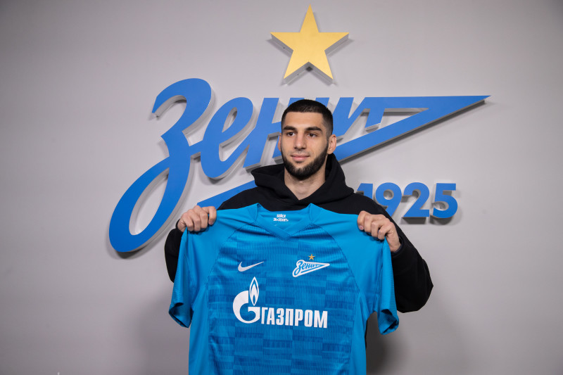 Арсен Адамов подписывает контракт с клубом