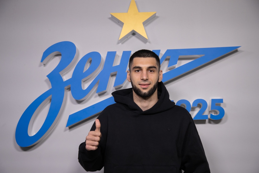 Арсен Адамов подписывает контракт с клубом