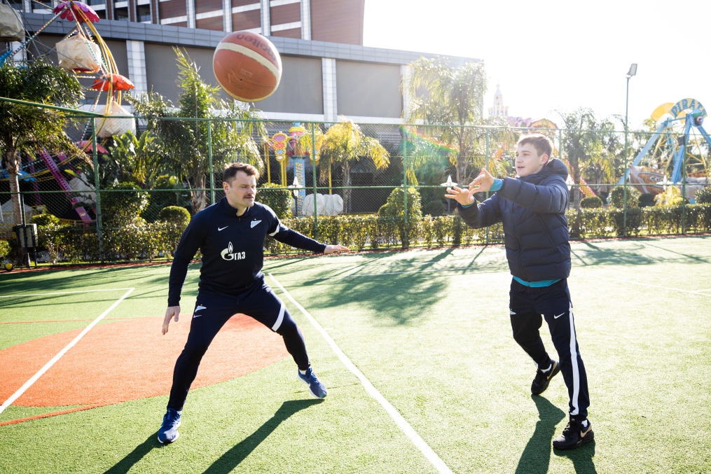 Молодёжная команда играет в баскетбол