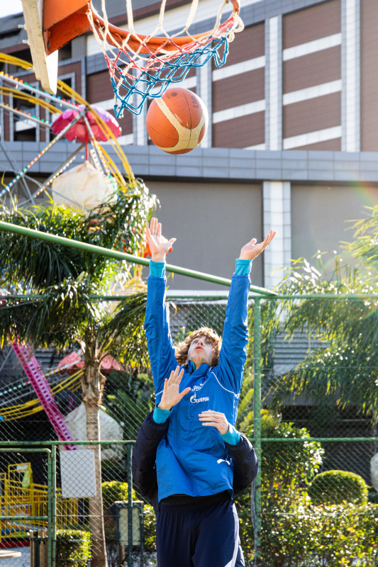 Молодёжная команда играет в баскетбол