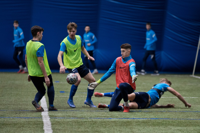 Тренировка «Зенита» U-17 и «Зенита» U-16 в манеже Академии