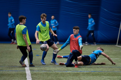 Тренировка «Зенита» U-17 и «Зенита» U-16 в манеже Академии