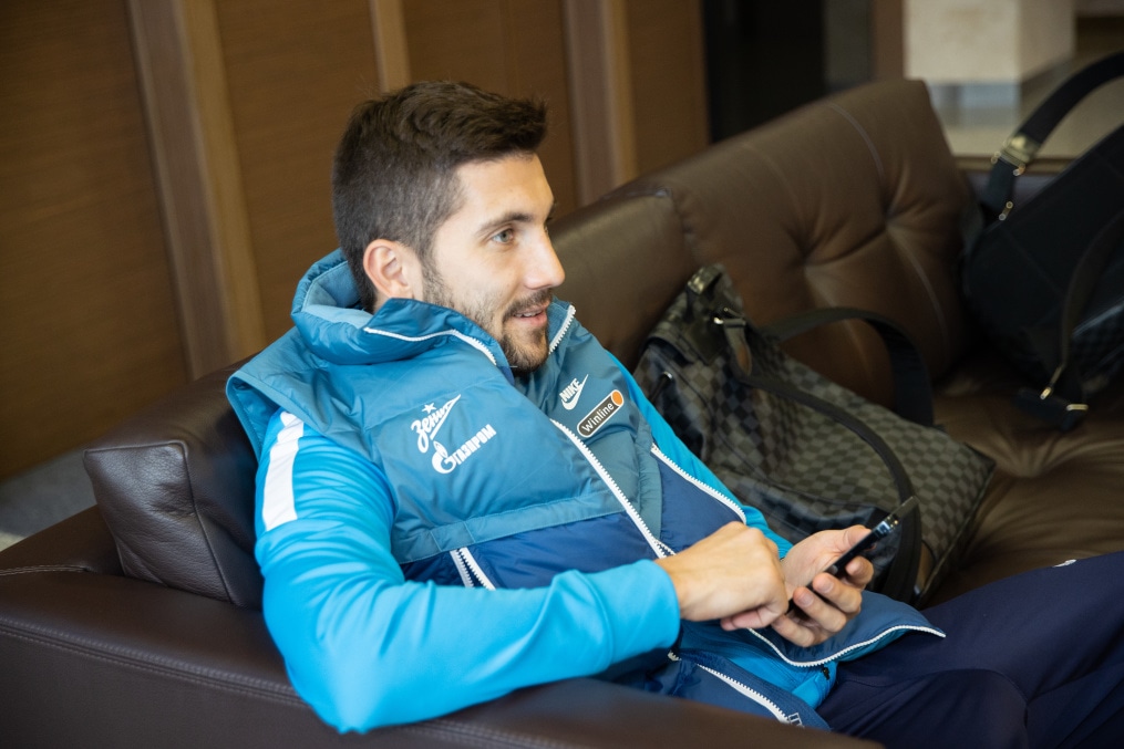 Команда «Зенит» в «Пулково» перед велетом на матч с «Ахматом»