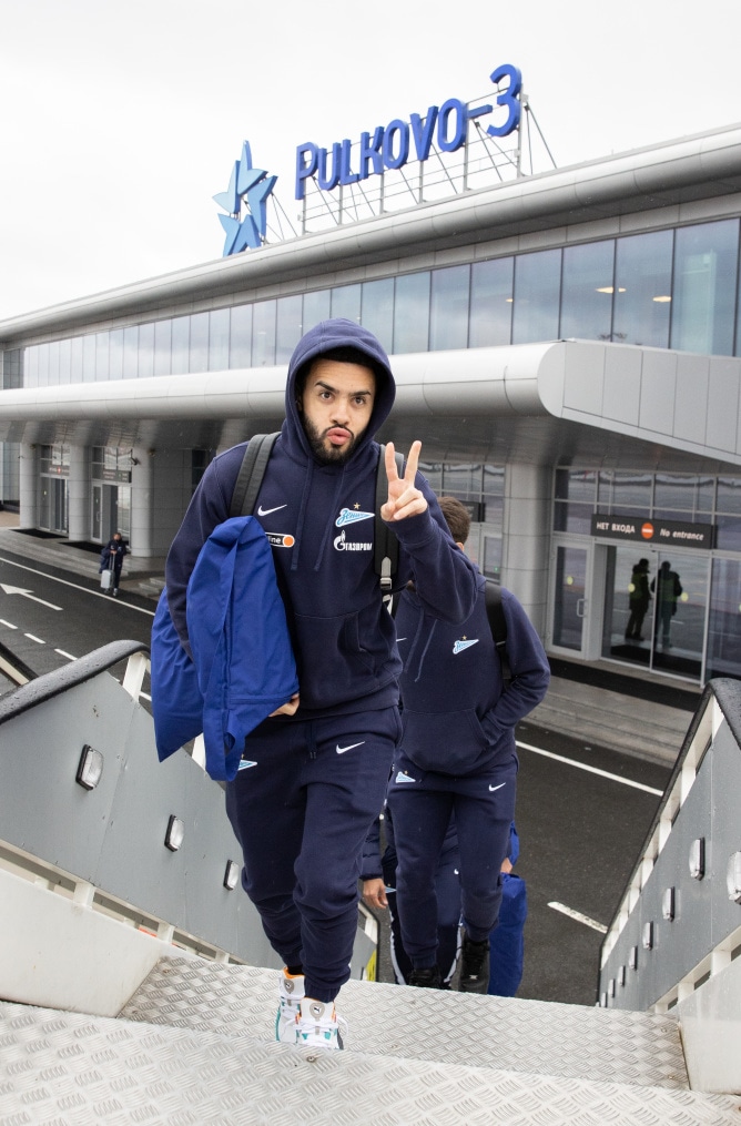 Команда «Зенит» в «Пулково» перед велетом на матч с «Ахматом»