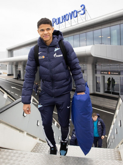 Команда «Зенит» в «Пулково» перед велетом на матч с «Ахматом»