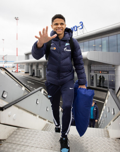 Команда «Зенит» в «Пулково» перед велетом на матч с «Ахматом»