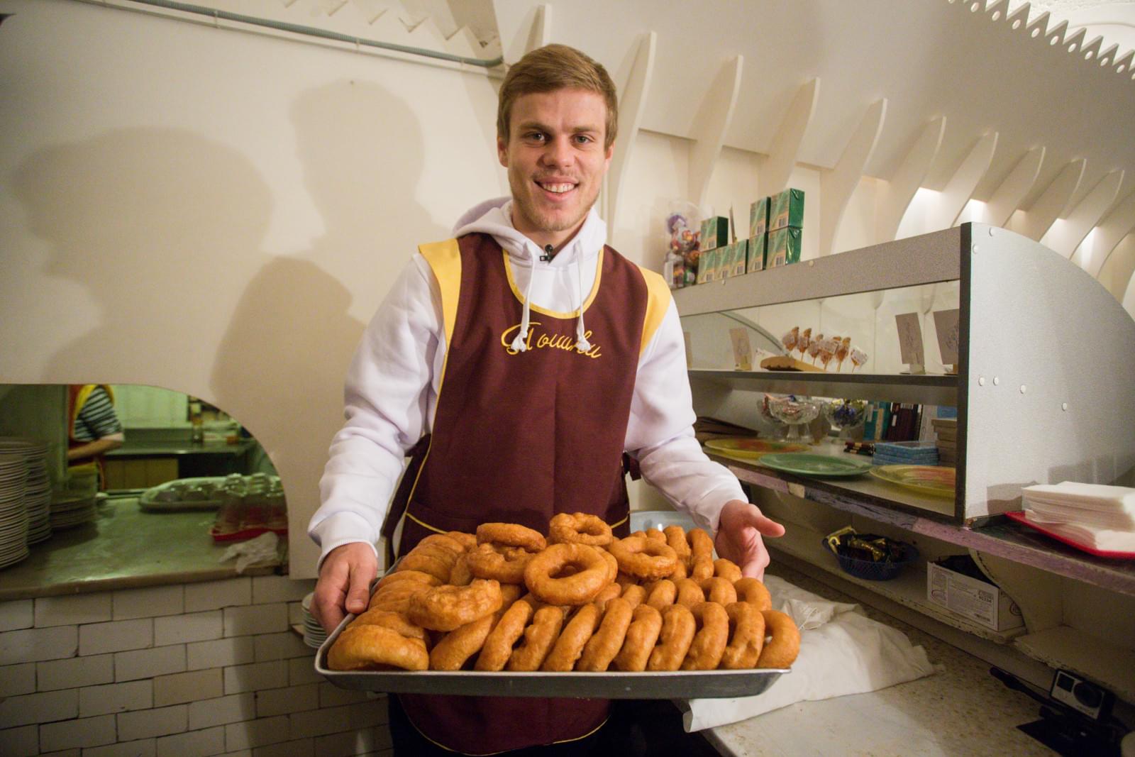 «Давай-давай!»: Александр Кокорин стал продавцом пышек