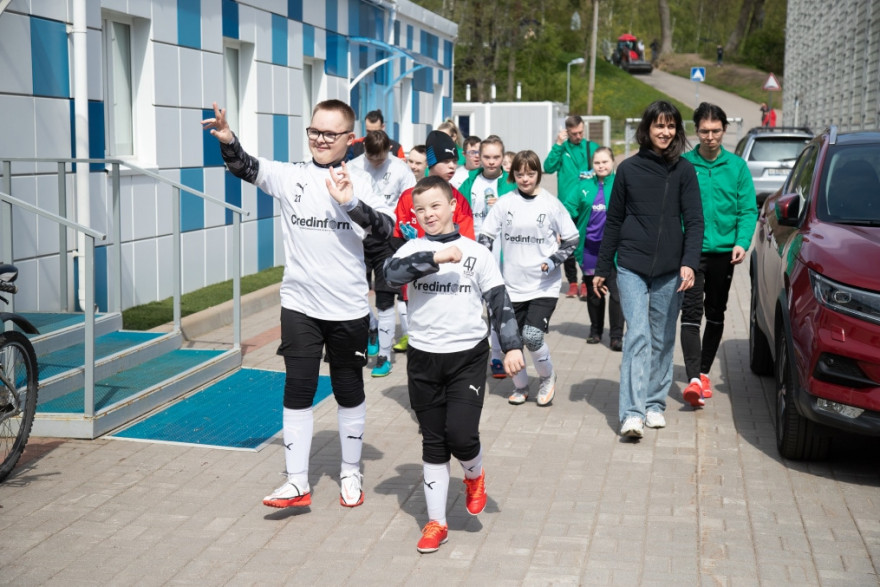 Дети из клуба «47 в игре» на тренировке женской команды «Зенит»