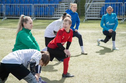 Дети из клуба «47 в игре» на тренировке женской команды «Зенит»