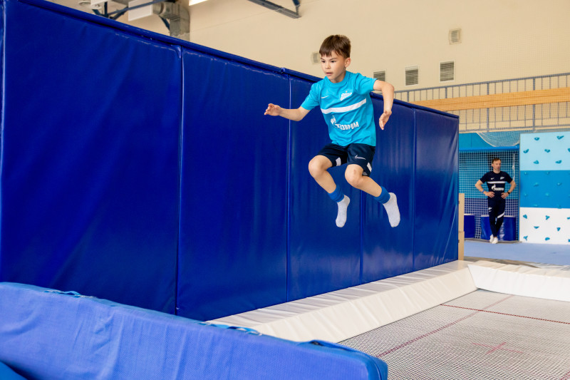 Занятия по акробатике в батутном центре «Газпром»-Академии