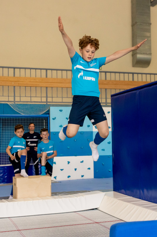 Занятия по акробатике в батутном центре «Газпром»-Академии