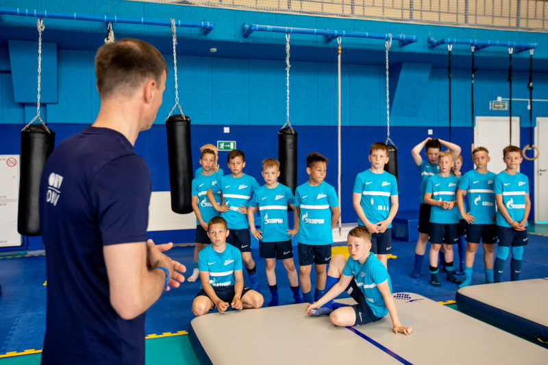 Занятия по акробатике в батутном центре «Газпром»-Академии