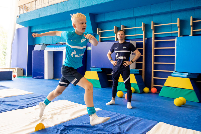 Занятия по акробатике в батутном центре «Газпром»-Академии