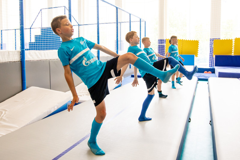 Занятия по акробатике в батутном центре «Газпром»-Академии