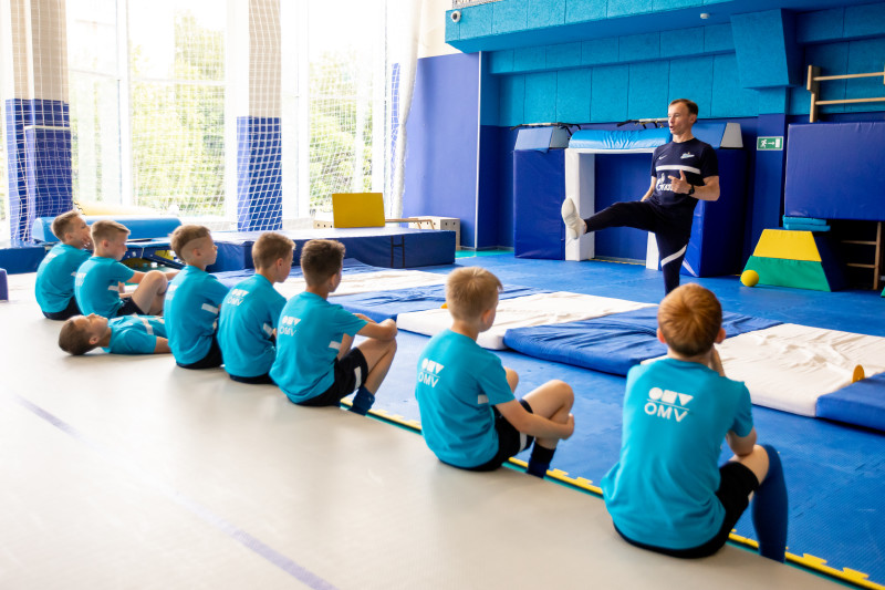 Занятия по акробатике в батутном центре «Газпром»-Академии