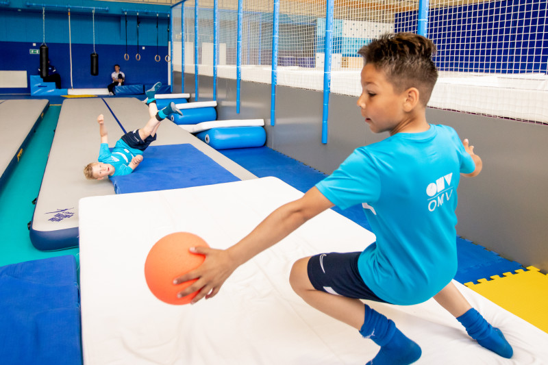 Занятия по акробатике в батутном центре «Газпром»-Академии