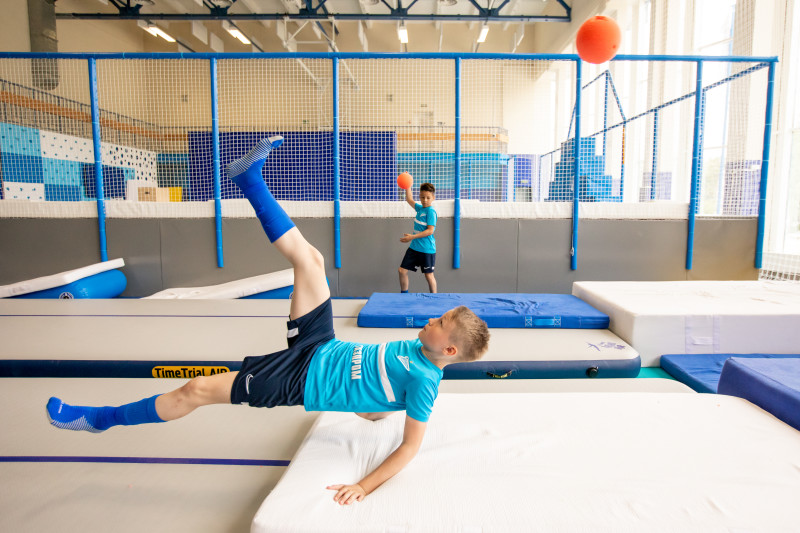 Занятия по акробатике в батутном центре «Газпром»-Академии