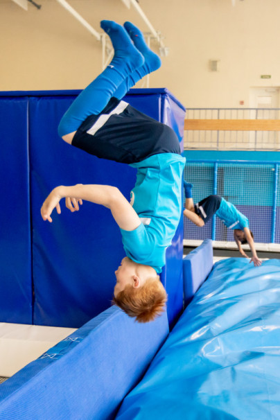 Занятия по акробатике в батутном центре «Газпром»-Академии