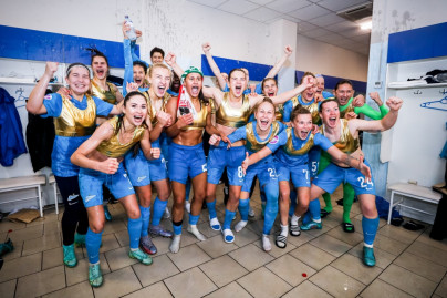 Команда в раздевалке празднует победу в Суперлиге 2022