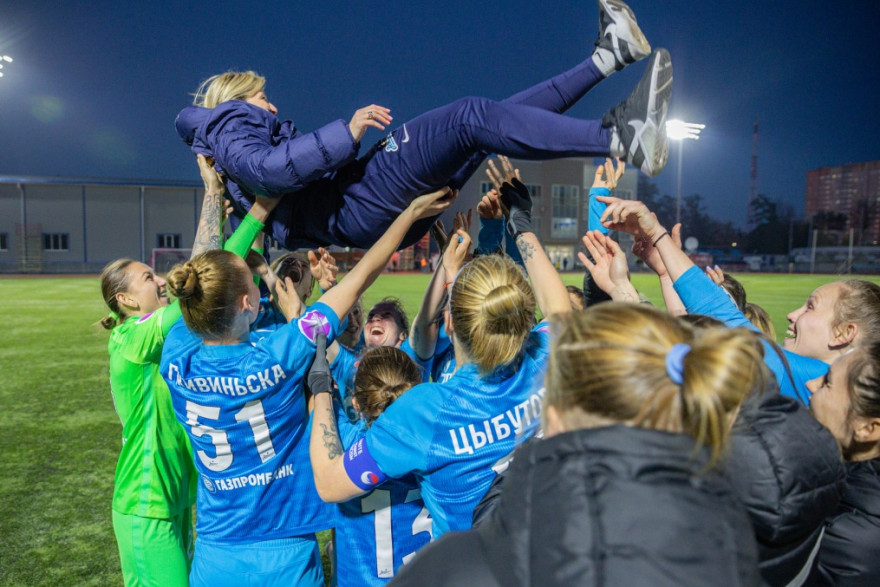 Женская команда «Зенит» празднует победу в Суперлиге 2022