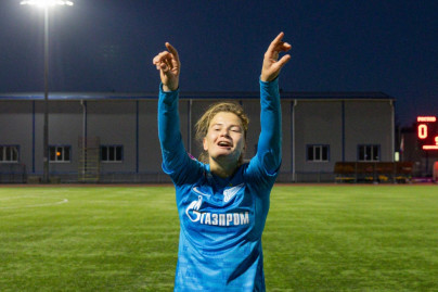 Женская команда «Зенит» празднует победу в Суперлиге 2022