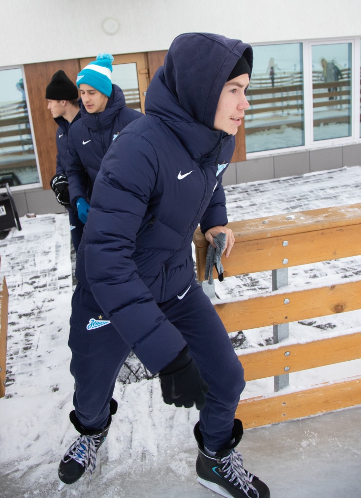 Команда «Зенит»-м на катке у Флагштока