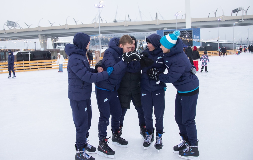 Команда «Зенит»-м на катке у Флагштока
