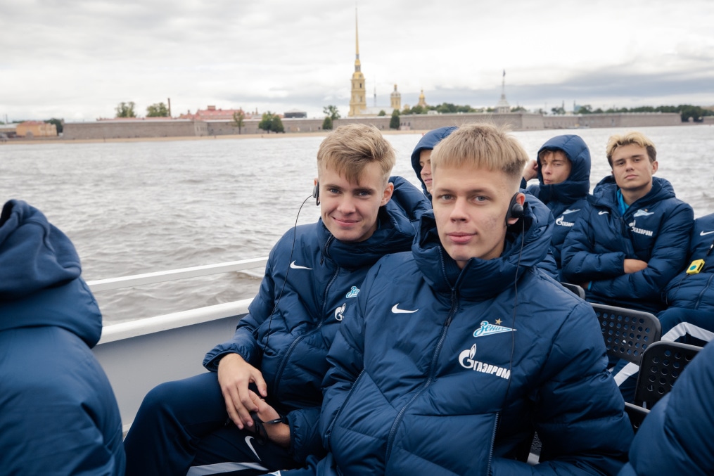 Молодежная команда «Зенита» совершила водное путешествие по Петербургу