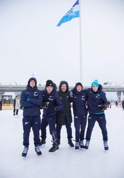 Команда «Зенит»-м на катке у Флагштока