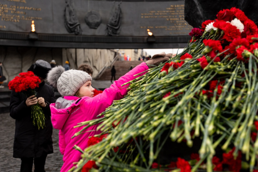 Возложение цветов у монумента Героическим Защитникам Ленинграда