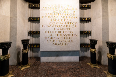 Возложение цветов у монумента Героическим Защитникам Ленинграда
