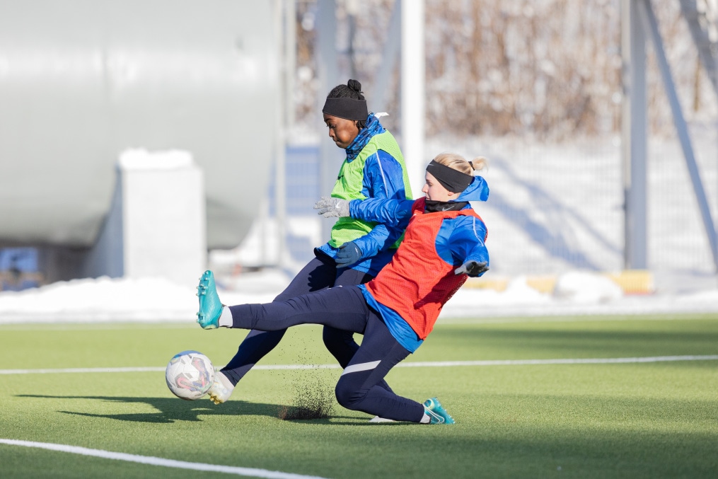 Тренировка женской команды «Зенит» перед матчем с «Крыльями Советов»