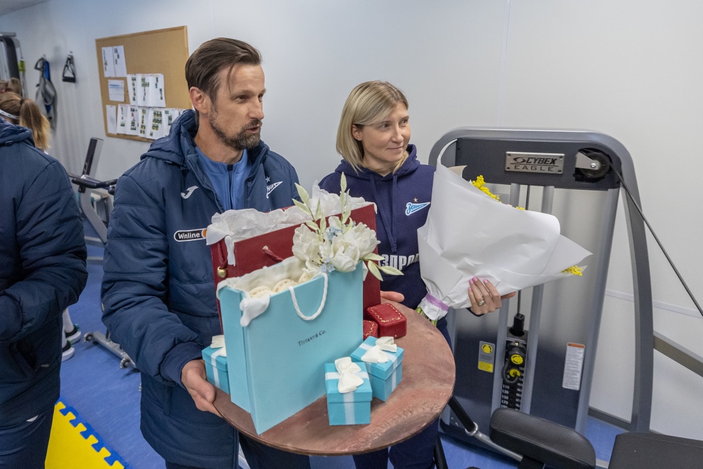 Игроки и тренеры «Зенита» поздравили футболисток женской команды с 8 марта