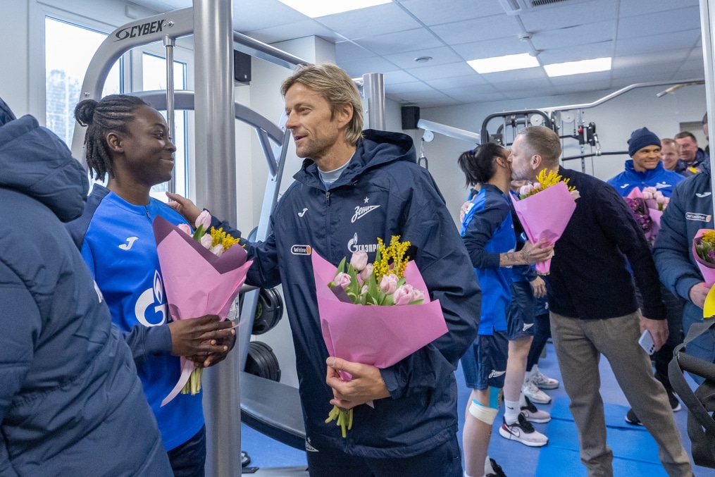 Игроки и тренеры «Зенита» поздравили футболисток женской команды с 8 марта