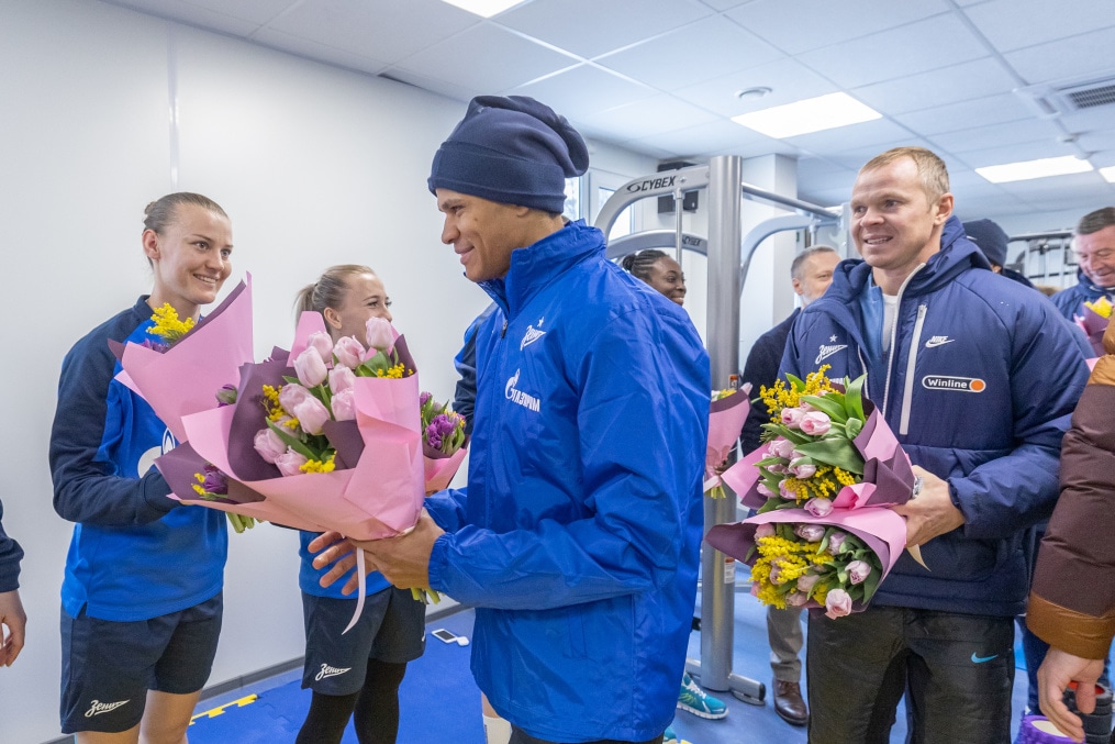 Игроки и тренеры «Зенита» поздравили футболисток женской команды с 8 марта