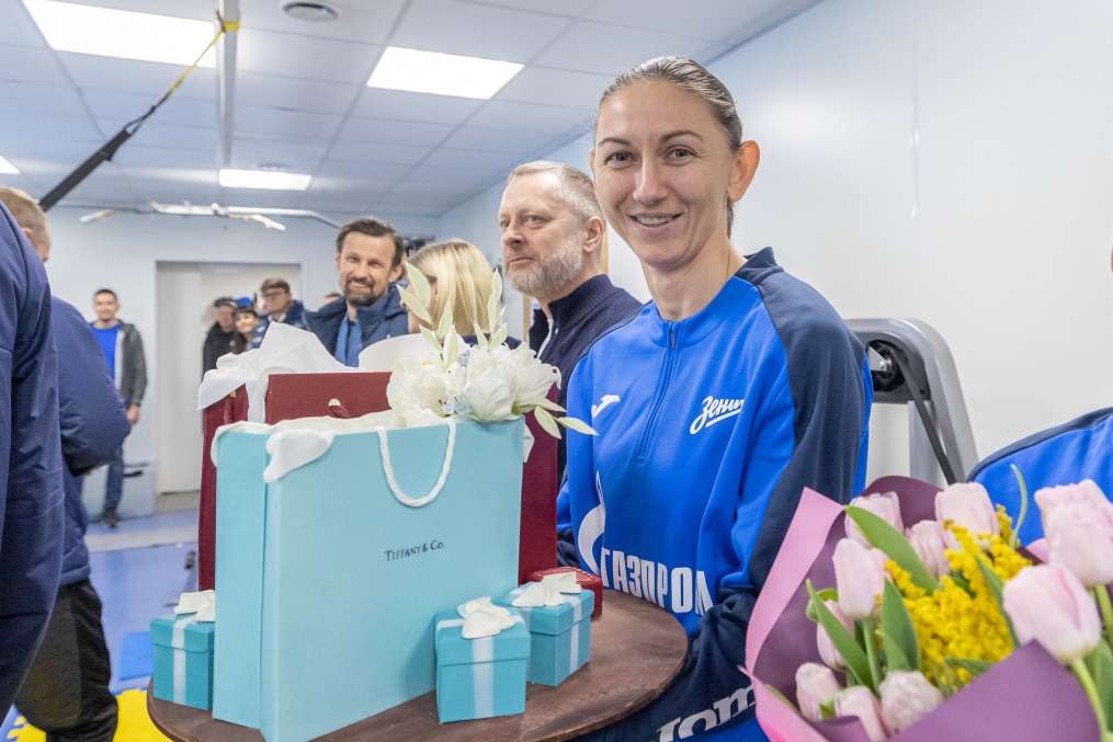Игроки и тренеры «Зенита» поздравили футболисток женской команды с 8 марта