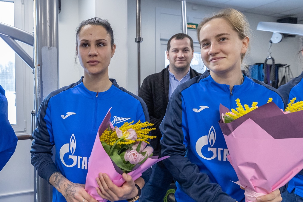 Игроки и тренеры «Зенита» поздравили футболисток женской команды с 8 марта