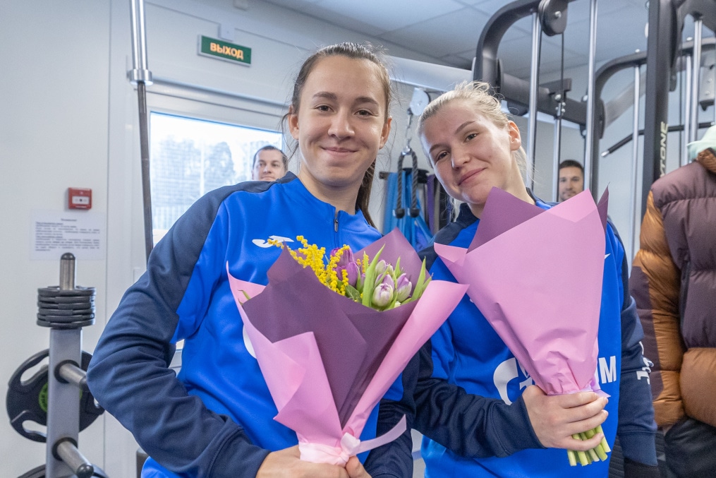 Игроки и тренеры «Зенита» поздравили футболисток женской команды с 8 марта
