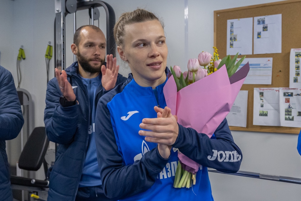 Игроки и тренеры «Зенита» поздравили футболисток женской команды с 8 марта